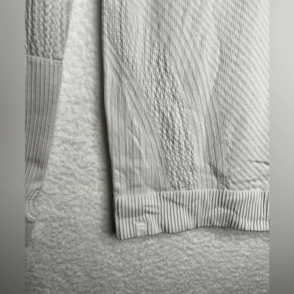 Lululemon White Textured Thermal Long Sleeve Crew Neck‎ Top Sz 8 Activewear Gym